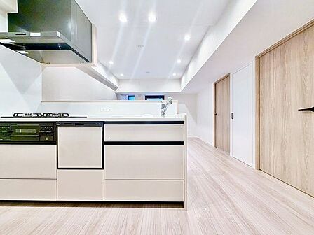 人気の対面式キッチン。開放感があるので作業効率も上がります。