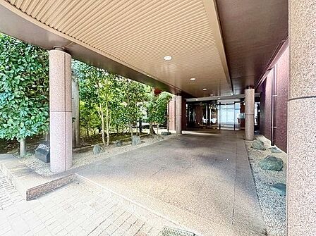 外と内をつなぐエントランスは、まさに顔となる場所。シンプルながらも上質な空間を作り出します。