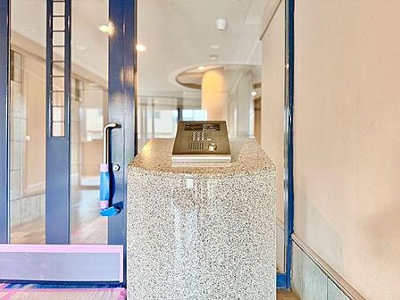 オートロック付で防犯面に配慮した住まいです。