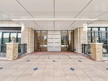 外と内をつなぐエントランスは、まさに顔となる場所。満ち足りたプライベートシーンへと誘う気品があります。