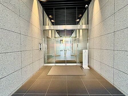 スタイリッシュで質感があり、機能的でもあるエントランス。邸宅へ導くアプローチが気分を高めてくれます。