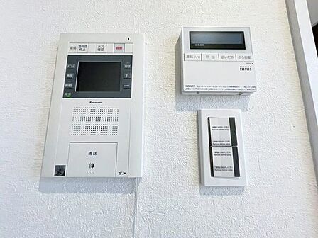 来訪者の確認ができる安心のモニター付インターホン完備。