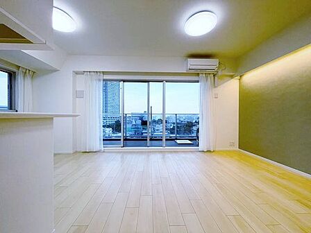 街を見渡す明るい窓辺。美しくデザインされた住空間。笑顔の絶えない暮らしがはじまる。