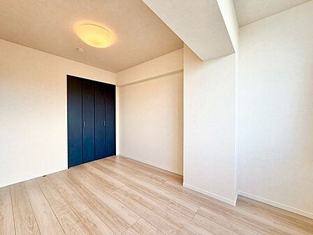 ナチュラルカラーのフローリングのお部屋は、温かみを感じさせリラックスをもたらす効果があります。