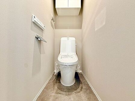 トイレはシャープでシンプルなデザイン。毎日使う場所だからこそ、使い勝手を考慮しました。