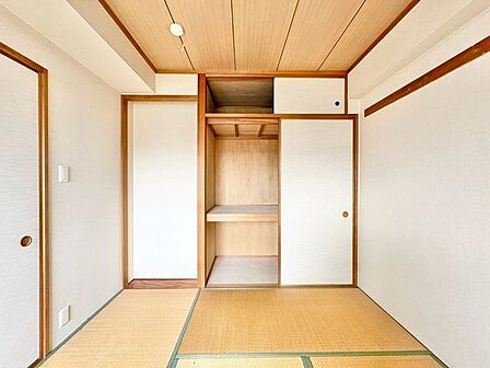 しっかりと奥行きのある押入れ。シーズンオフのお洋服やインテリアなども収納いただけます。