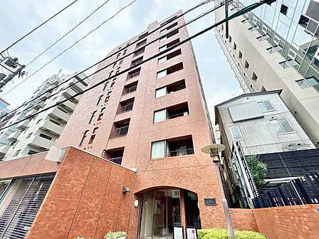 住まう方々が歳月をかけて育んだ豊かな歴史を感じるマンション。気品溢れる佇まいが暮らしを素敵に変える。