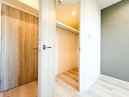 高い収納力を誇るウォークインクローゼットを設置、いつでもすっきり整理することが出来ます。