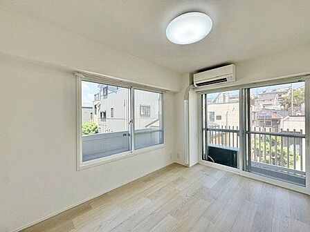 大きな窓からたっぷりと陽光が注がれる明るい空間。一日の疲れを癒してくれる洋室。