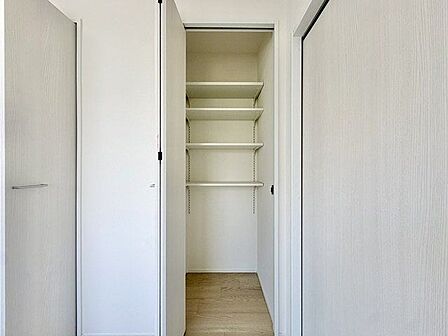無駄を省き有効に活用した収納スペース。細々したモノを片付けられて便利です。