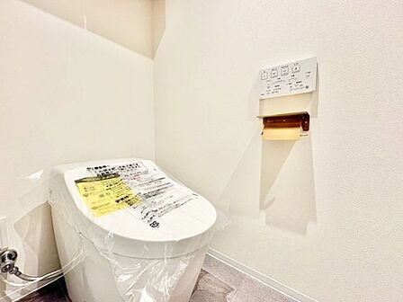 スッキリデザインのタンクレスタイプ。優しい色合いで上質感が演出されています。