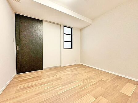 ナチュラルカラーのフローリングのお部屋は、温かみを感じさせリラックスをもたらす効果があります。