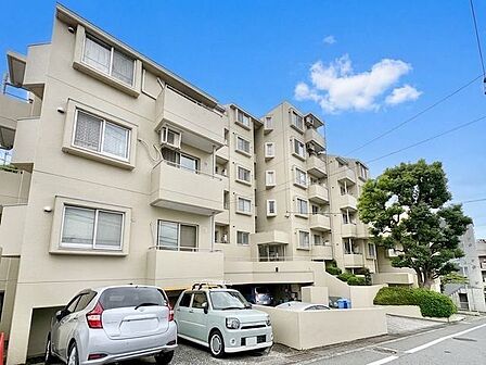 住む人がいつまでも心地良さを感じ続けられる多様な住空間を創造します。 (空の加工を生成AIで行っています。)