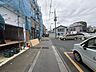 外観：通行や駐車の際に余裕がある前面道路。光が差し込む明るい居住空間、風通しも良好で過ごしやすい環境です。