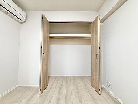 たっぷり収納可能なクローゼット。収納家具を置く必要がなく、空間を広く使えます。