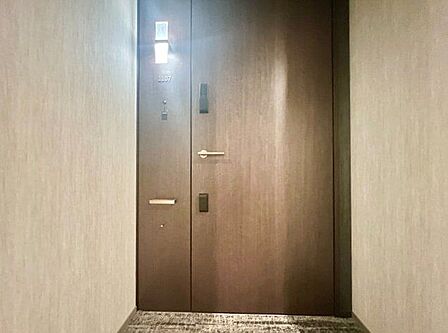格調高いデザイン性を持つ玄関は、住む方のプライドを満たすクオリティ。訪れる方を優しく迎えます。