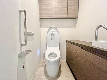 トイレはシャープでシンプルなデザイン。その場ですぐに手を洗える手洗いカウンター付き。