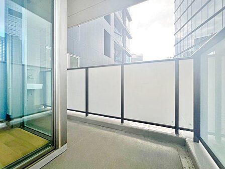 くつろぎの空間を演出するバルコニー。開放感と爽やかな風を感じていただけると思います。