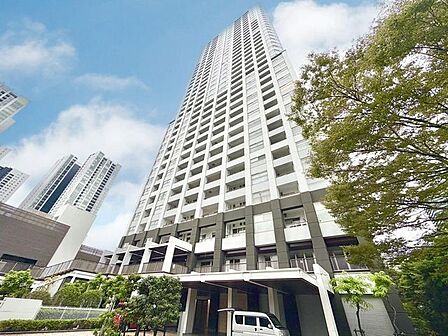 高貴な雰囲気を纏う外観。クオリティを追求した快適な空間が住まう方の心を満たします。(空の加工を生成AIで行っています)