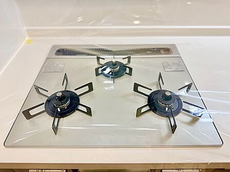 3口コンロで、お料理の効率もアップ。受け皿のないフラット天板で、お手入れもラクラク。