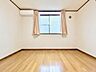 洋室：住まう方自身でカスタマイズして頂けるように「シンプル」にデザインされた室内。(生成AIにより家具を消し、空室イメージを再現しています。)