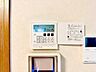 室内：家族団らんを足元から応援。室内の空気を汚さず、暖かく快適な空間を造ります。(生成AIにより家具を消し、空室イメージを再現しています。)