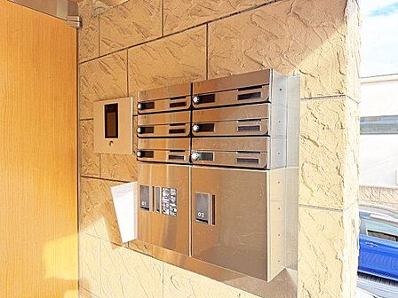 宅配ボックス完備。お仕事やお出かけで荷物が受け取れない時も大変便利です。