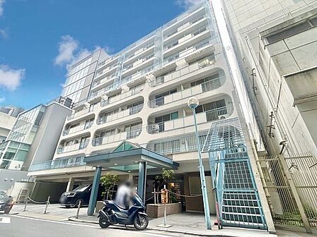 明るさとぬくもりを感じる、落ち着いた佇まい。ずっと色あせない、愛情の持てる外観。(空の加工を生成AIで行っています)
