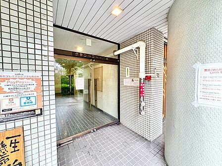 エントランスは、まさに顔となる場所。満ち足りたプライベートシーンへと誘う気品があります。