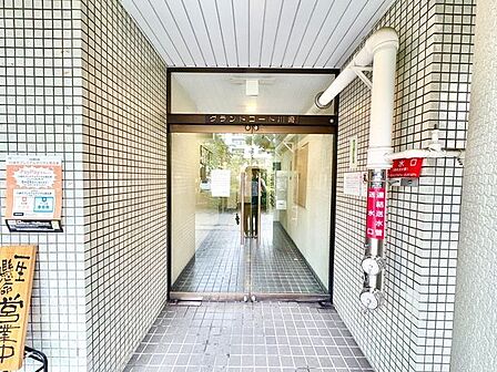 落ち着きのある温かな風情のエントランスは、訪れる方々を優しく包み込み、心地よい空間を演出します。