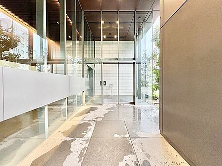 外と内をつなぐエントランスは、まさに顔となる場所。シンプルながらも上質な空間を作り出します。