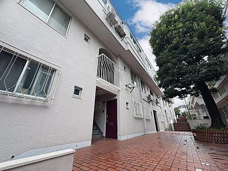 住まう方々が歳月をかけて育んだ豊かな歴史を感じるマンション。気品溢れる佇まいが暮らしを素敵に変える。(空の加工を生成AIで行っています)