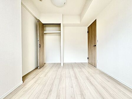 住まう方自身でカスタマイズして頂けるように「シンプル」にデザインされた室内。