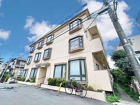 周辺は閑静な住宅街。ゆったりと落ち着いた時間をお過ごしいただけます。