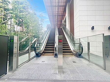 格調高いデザイン性を持つエントランス空間。(空の加工を生成AIで行っています)