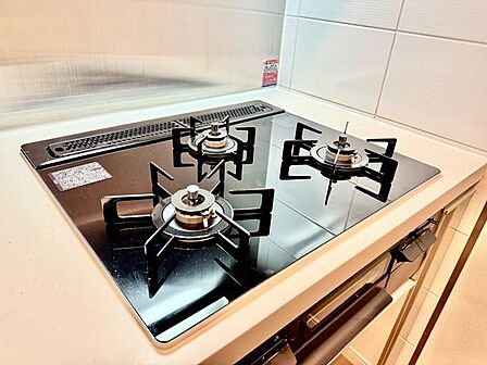 3口コンロで、お料理の効率もアップ。受け皿のないフラット天板で、お手入れもラクラク。
