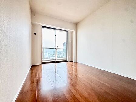 大きな窓からたっぷりと陽光が注がれる明るい空間。時を忘れて過ごせるお部屋。