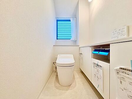 トイレには快適な温水洗浄便座付き。