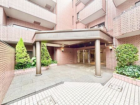 格調高いデザイン性を持つ玄関は、住む方のプライドを満たすクオリティ。