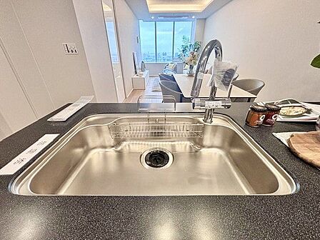 キレイなお水がいつでも安心して飲める浄水器付。