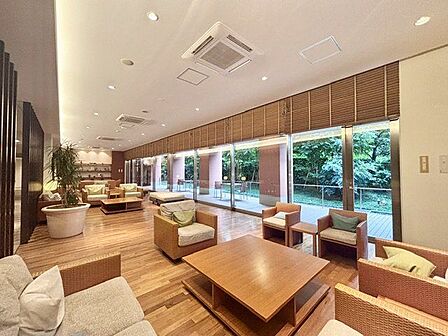 ホテルライクなラウンジ。上質な空間で心地よいひと時を。