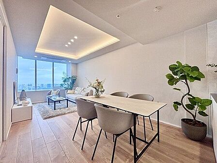 窓越しに射し込む自然光が風合い豊かな室内を照らし出し、落ち着きのある上品な空間を演出します。