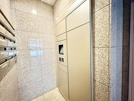 宅配ボックス完備。お仕事やお出かけで荷物が受け取れない時も大変便利です。