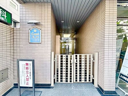 外と内をつなぐエントランスは、まさに顔となる場所。シンプルながらも上質な空間を作り出します。