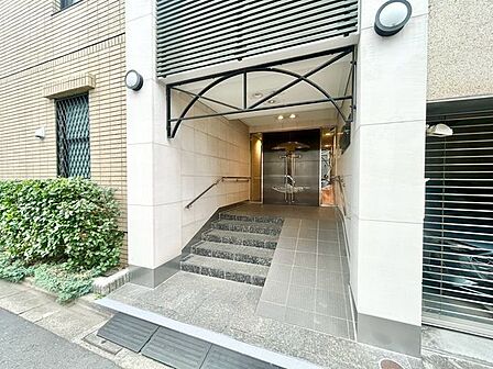 上質なデザインが落ち着きと高級感を与えます。お客様をもてなすのにぴったりなエントランス空間です。