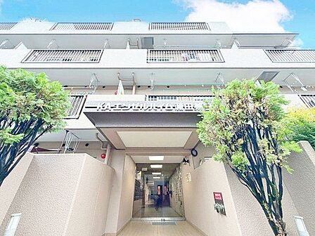 陽射しとともに少しづつ装いを変える街の景観。この街ならではの美しい風景とここから紡がれる家族の物語。(空の加工を生成AIで行っています)