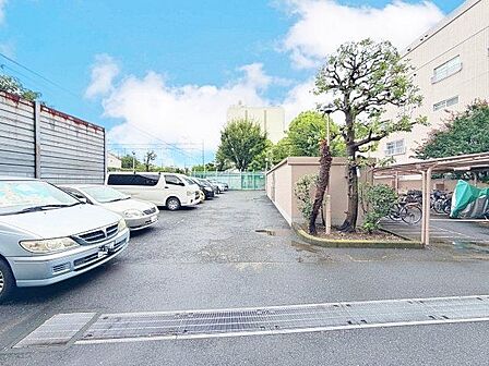 機械操作の必要ない平面駐車場。荷物の出し入れもスムーズ。車高制限もありません。(空の加工を生成AIで行っています)