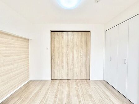過ぎ行く時間をゆったりと感じることができる落ち着いたお部屋。静かな環境でリラックスタイムをスタート。
