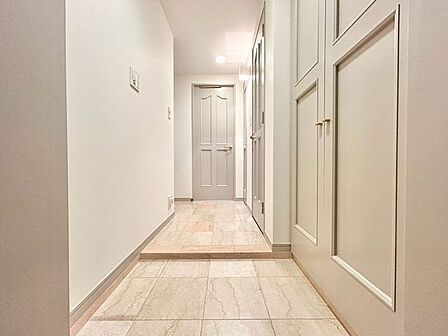 上質感漂う玄関と廊下。居住者の帰り、訪れる方を優しく迎える・安らぎに満ちた生活空間を予感させます。