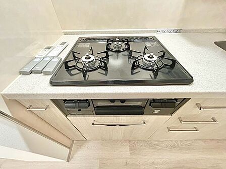 3口コンロで、お料理の効率もアップ。使い勝手の良さを考えました。
